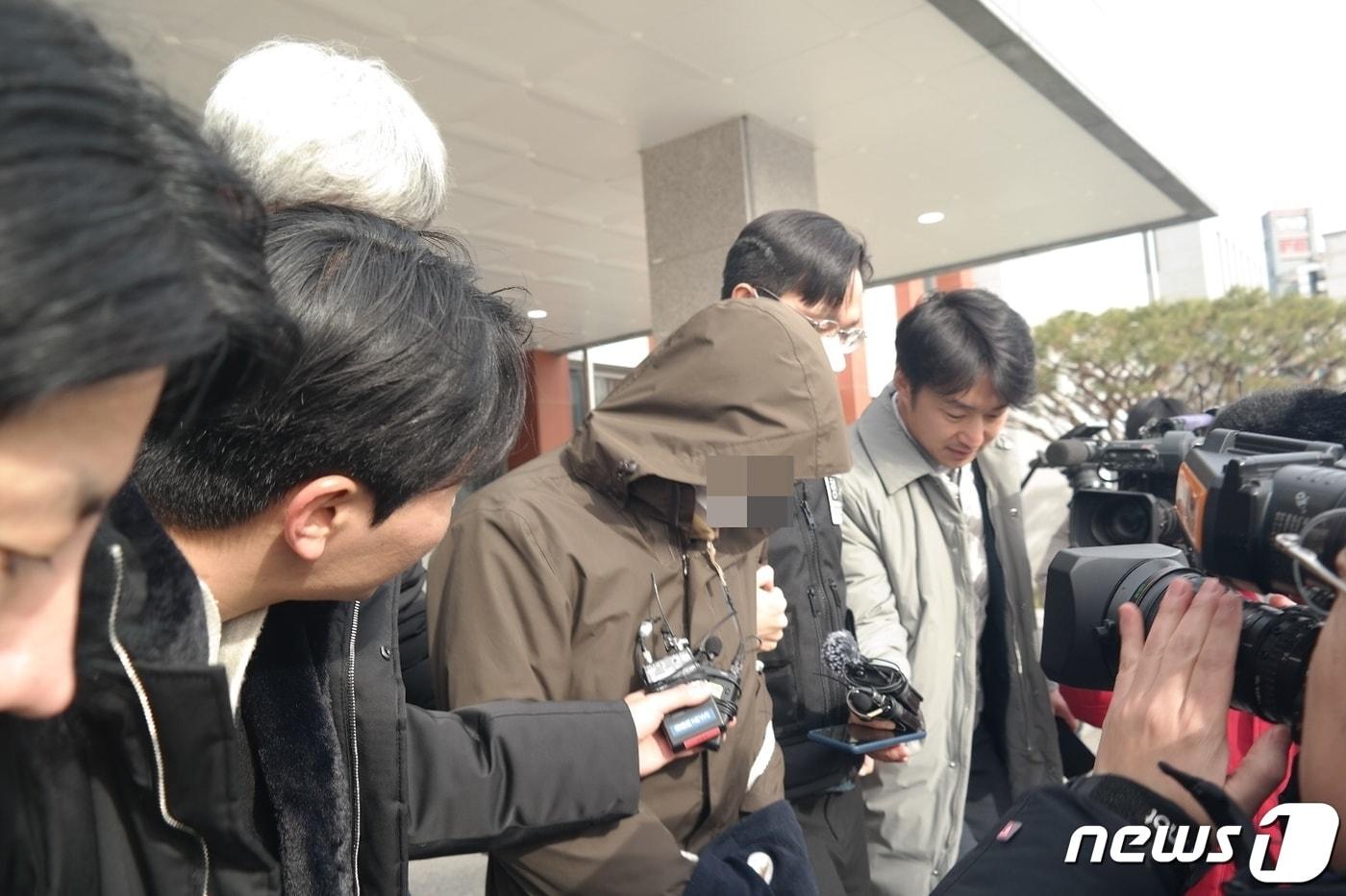 충북 청주 노래방 강도살인 피의자 A씨가 18일 오후 청주지법에 구속 전 피의자 심문(영장실질심사)을 받으러 청원경찰서를 나서고 있다. 2023.12.18/뉴스1 ⓒNews1