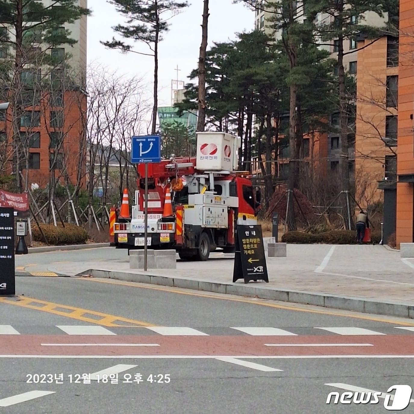 본문 이미지 - 18일 새벽 용인시 수지구의 한 아파트에서 정전이 발생해 전기 관련 업체가 복구작업을 하고 있다.(용인시 제공)