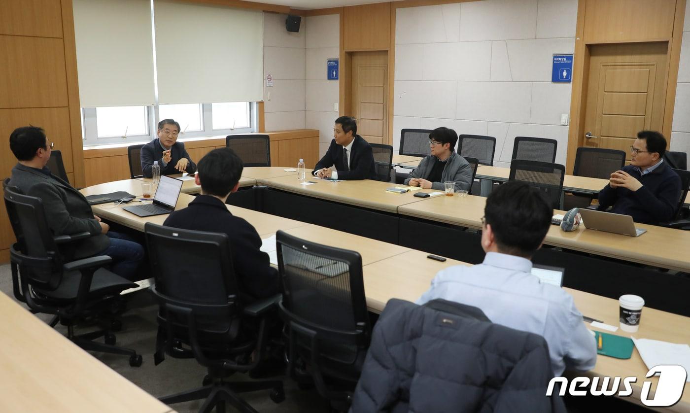 해양수산 분야 글로벌 혁신기술의 흐름과 국내 현황을 알아보기 위한 &#39;오션테크 코리아 2023 전문가 좌담회&#39;가 지난 13일 부산 동구 부산역 회의실에서 열리고 있다. /뉴스1