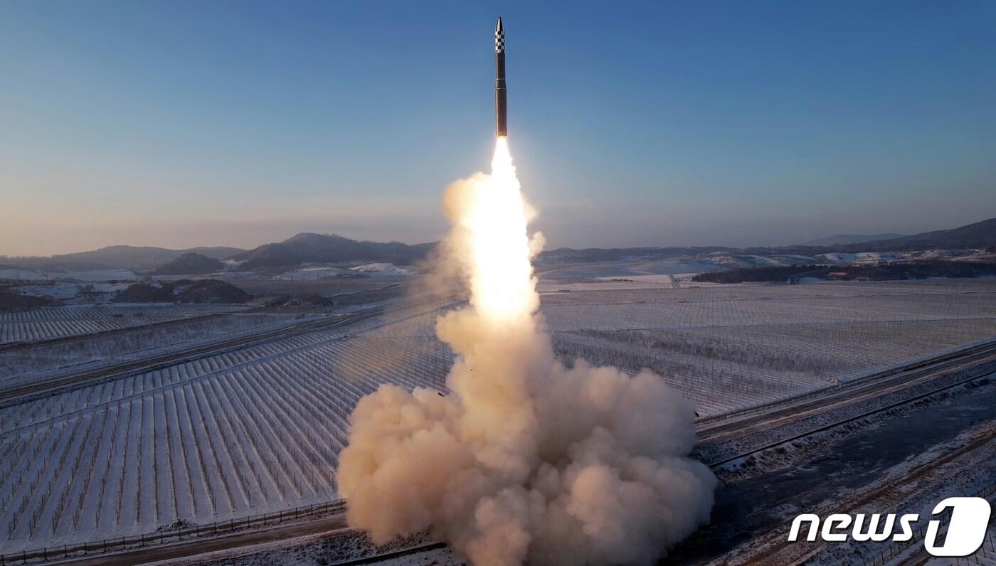 본문 이미지 - (평양 노동신문=뉴스1) = 북한 대륙간탄도미사일(ICBM) '화성-18형'. [국내에서만 사용가능. 재배포 금지. DB 금지. For Use Only in the Republic of Korea. Redistribution Prohibited] rodongphoto@news1.kr