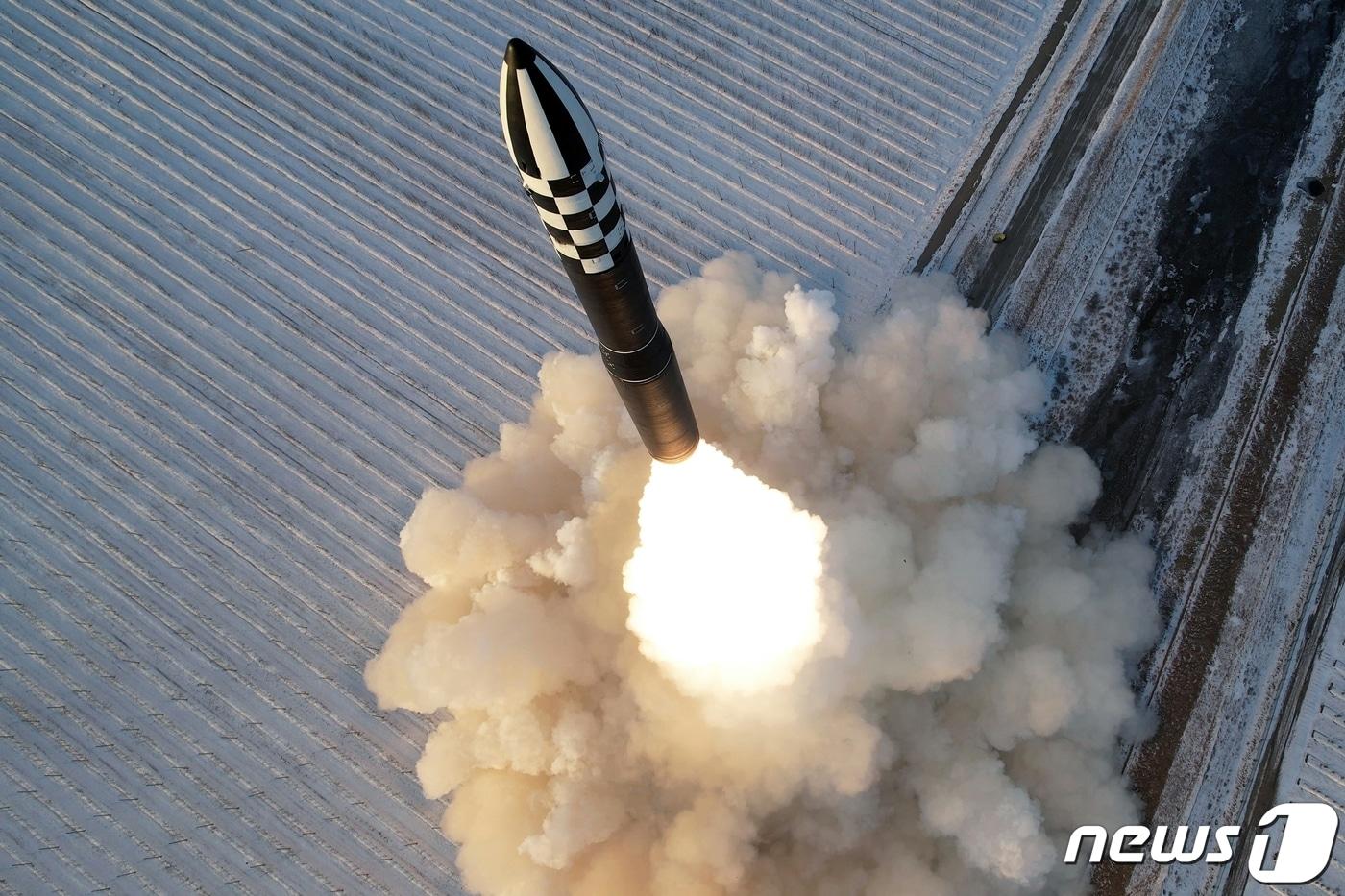 본문 이미지 - (평양 노동신문=뉴스1) = 북한 신형 대륙간탄도미사일(ICBM) '화성-18형'[국내에서만 사용가능. 재배포 금지. DB 금지. For Use Only in the Republic of Korea. Redistribution Prohibited] rodongphoto@news1.kr