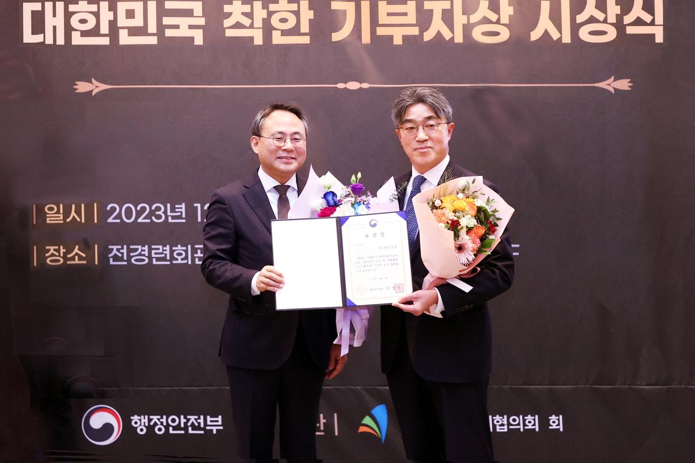 본문 이미지 - 행정안전부 고기동 차관(왼쪽)이 대우건설 서희종 상무(오른쪽)에게 상을 수여하고 있다.(대우건설 제공)