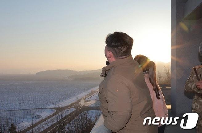 본문 이미지 - 김정은 북한 노동당 총비서와 딸 주애. [국내에서만 사용가능. 재배포 금지. DB 금지. For Use Only in the Republic of Korea. Redistribution Prohibited] rodongphoto@news1.kr