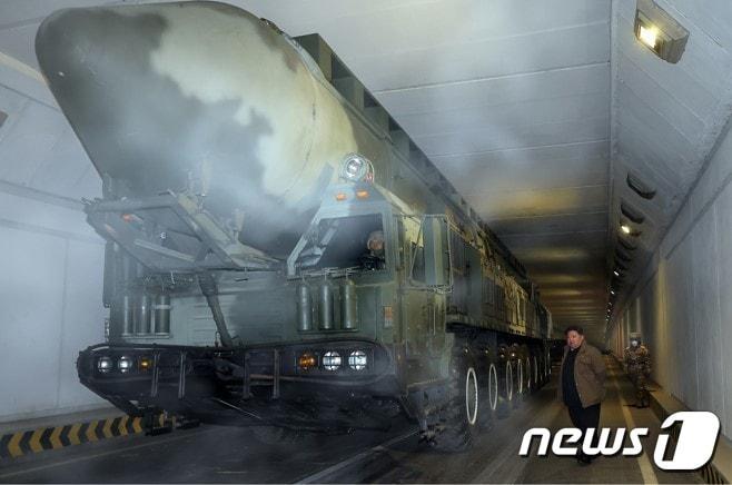 본문 이미지 - (평양 노동신문=뉴스1) = 북한의 대륙간탄도미사일(ICBM) '화성-18형'. [국내에서만 사용가능. 재배포 금지. DB 금지. For Use Only in the Republic of Korea. Redistribution Prohibited] rodongphoto@news1.kr