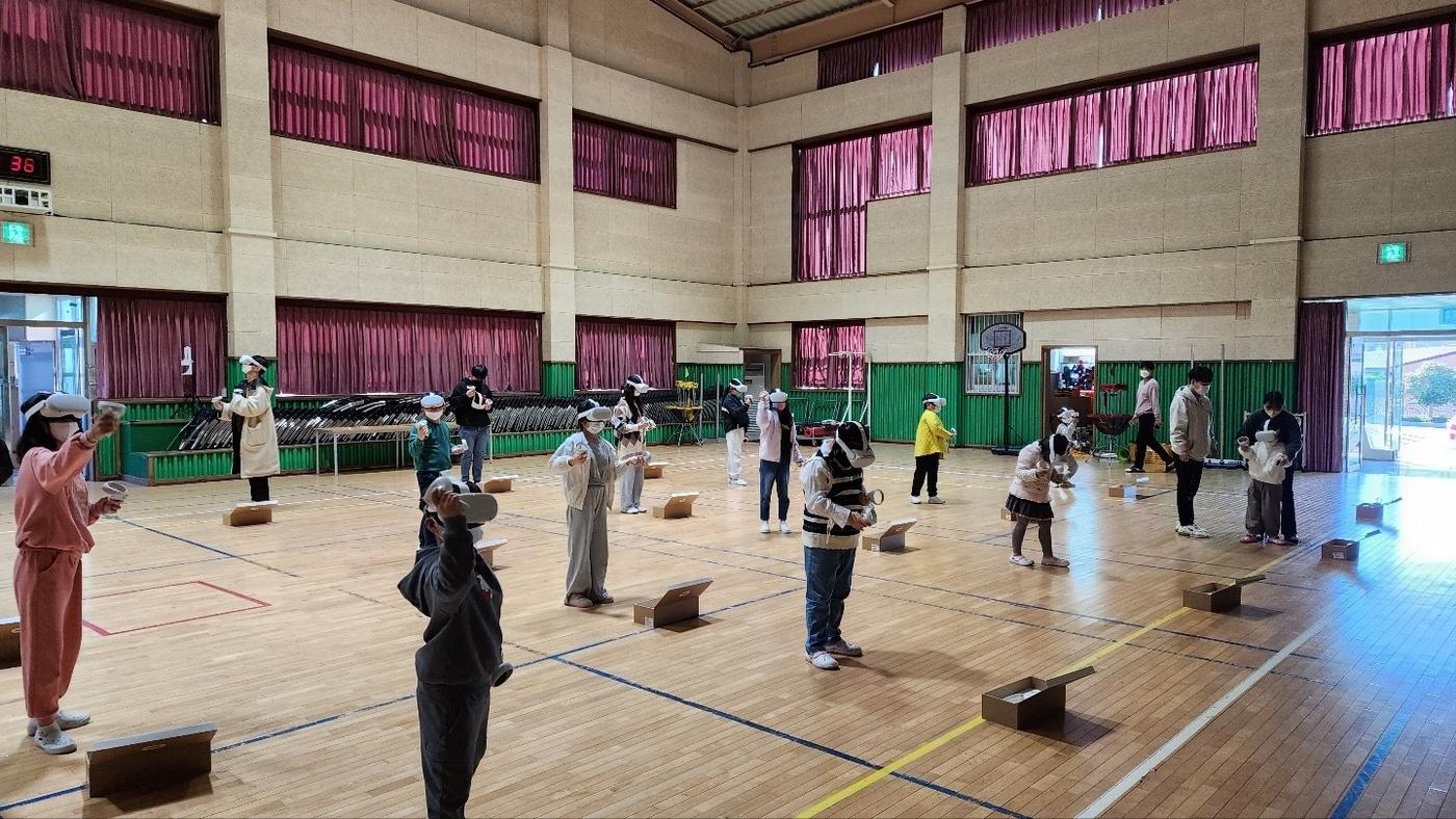  강당에서 VR 안전 콘텐츠를 체험하고 있는 학생 사진. 사진제공 = 에듀포올