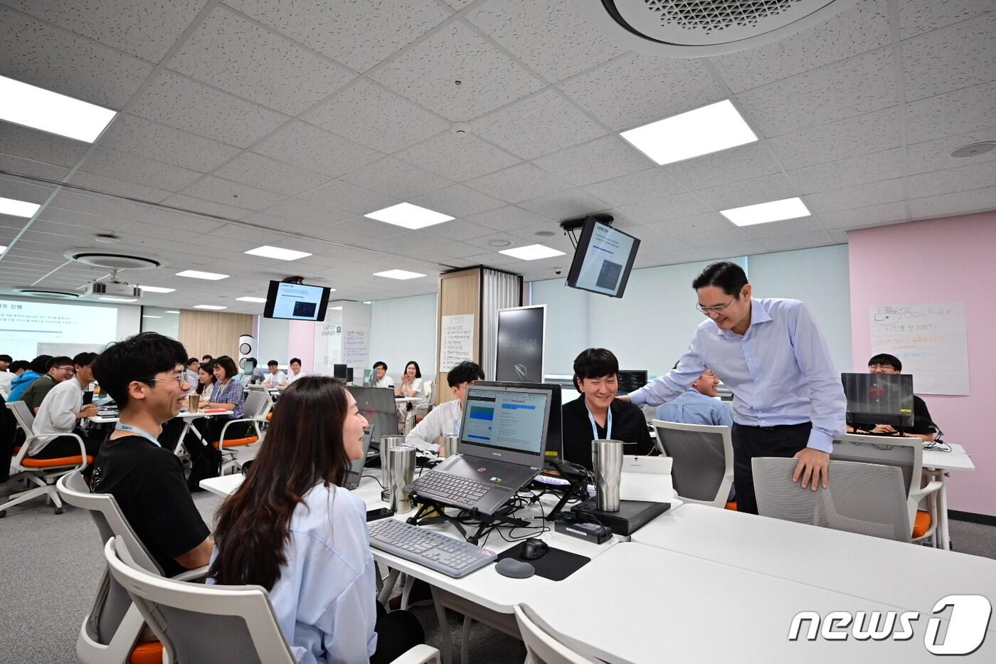 본문 이미지 - 2019년 8월 이재용 삼성전자 회장(당시 부회장)이 '삼성청년SW아카데미' 광주캠퍼스를 방문해 소프트웨어 교육 현장을 참관하고 교육생들을 격려하고 있다. (삼성 제공) 