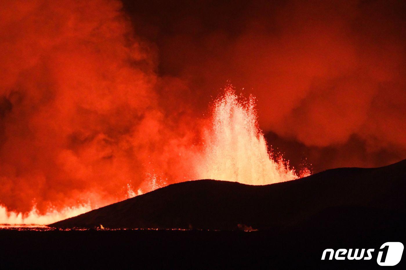 아이슬란드 레이캬비크 반도 남서부의 그린다비크 지역에서 18일(현지시간) 화산이 폭발해 용암이 분출되고 있다. 2023.12.18 ⓒ AFP=뉴스1 ⓒ News1 정지윤 기자