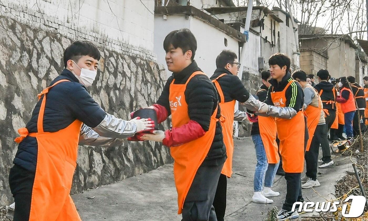 본문 이미지 - KT&G 직원들이 봉사활동을 하는 모습.(KT&G 제공)