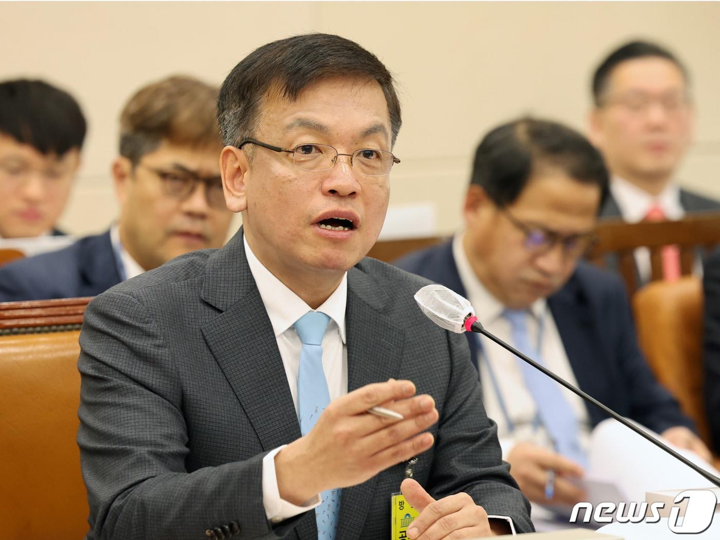 본문 이미지 - 최상목 경제부총리 겸 기획재정부 장관 후보자가 19일 오전 서울 여의도 국회 기획재정위원회에서 열린 인사청문회에서 의원 질의에 답하고 있다. 2023.12.19/뉴스1 ⓒ News1 황기선 기자