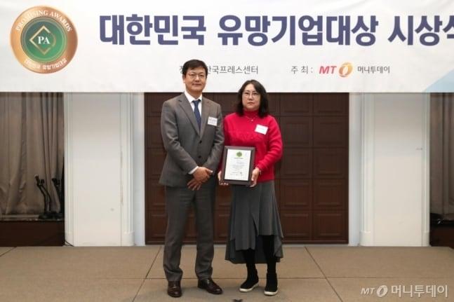 본문 이미지 - 동강그린모터스 관계자(사진 오른쪽)가 '2023 대한민국 유망기업대상' 수상 후 머니투데이 임원과 기념 촬영을 하는 모습 (사진=머니투데이)