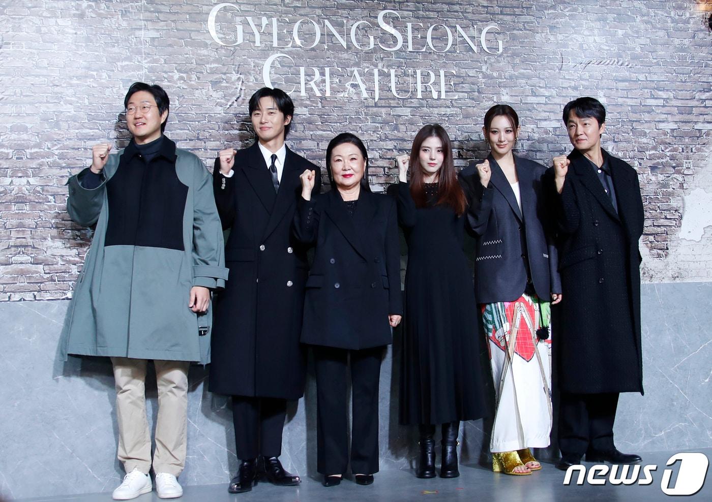 본문 이미지 - 정동윤 감독(왼쪽부터)과 배우 박서준, 김해숙, 한소희, 수현, 조한철이 19일 서울 용산구 레이어20 스튜디오에서 열린 넷플릭스 오리지널 시리즈 '경성크리처' 제작발표회에서 포즈를 취하고 있다. ‘경성 크리처’는 시대의 어둠이 가장 짙었던 1945년 봄, 생존이 전부였던 두 청춘이 탐욕 위에 탄생한 괴물과 맞서는 이야기를 그린 작품이다. 2023.12.19/뉴스1 ⓒ News1 권현진 기자