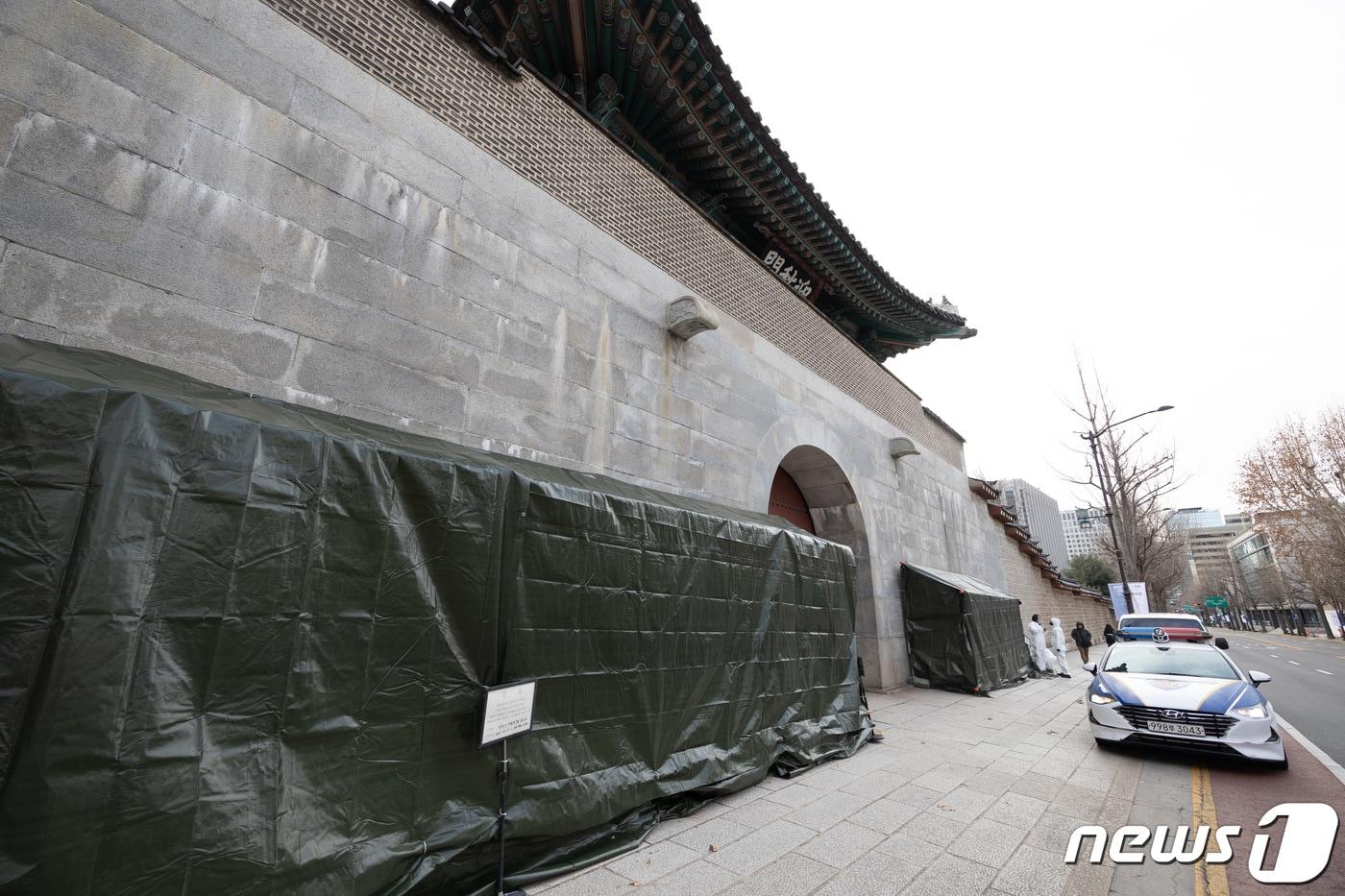 본문 이미지 - 경복궁 담벼락 '낙서 테러' 발생 나흘째인 19일 오전 서울 종로구 경복궁 영추문 인근 담벼락에 복구 작업을 위한 가림막이 설치돼 있다. 2023.12.19/뉴스1 ⓒ News1 이재명 기자