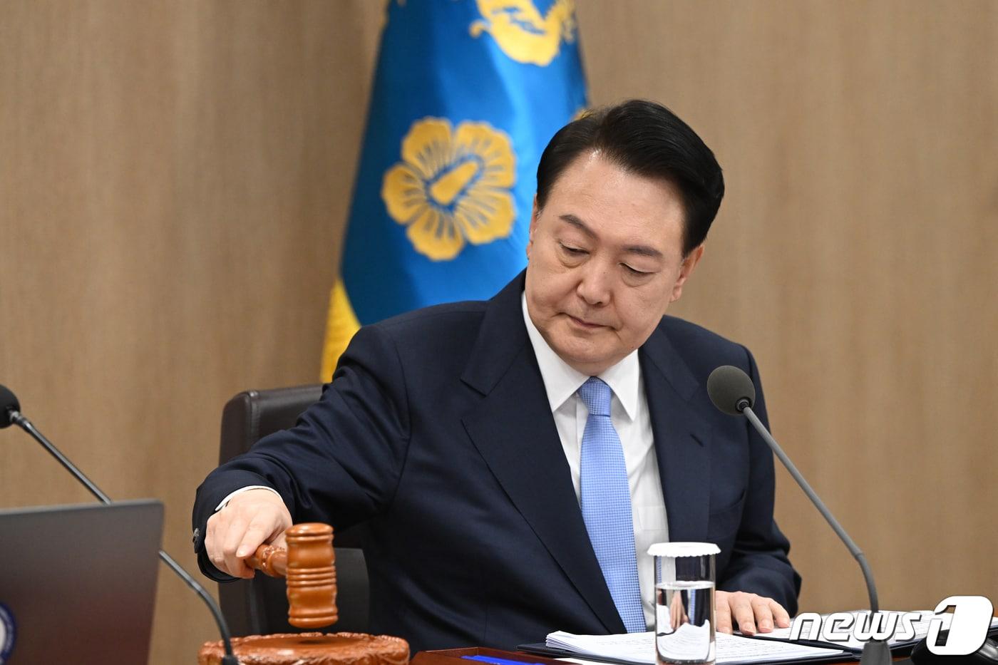 윤석열 대통령이 19일 용산 대통령실 청사에서 열린 제54회 국무회의를 주재하며 의사봉을 두드리고 있다. (대통령실 제공) 2023.12.19/뉴스1 ⓒ News1 오대일 기자