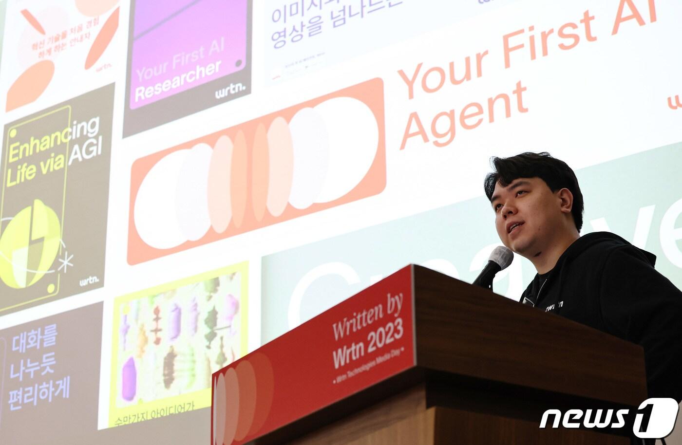 19일 오전 서울 중구 한국프레스센터에서 열린 인공지능(AI) 포털 서비스기업 뤼튼테크놀로지스 기자간담회에서 이세영 대표가 2024년 사업 전략을 발표하고 있다. 2023.12.19/뉴스1 ⓒ News1 구윤성 기자