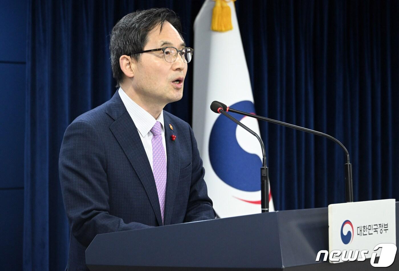 한기정 공정거래위원장이 19일 서울 종로구 정부서울청사에서 플랫폼의 독과점을 규제하는 '플랫폼 경쟁촉진법' 제정 관련 브리핑을 하고 있다. 2023.12.19/뉴스1 ⓒ News1 김명섭 기자