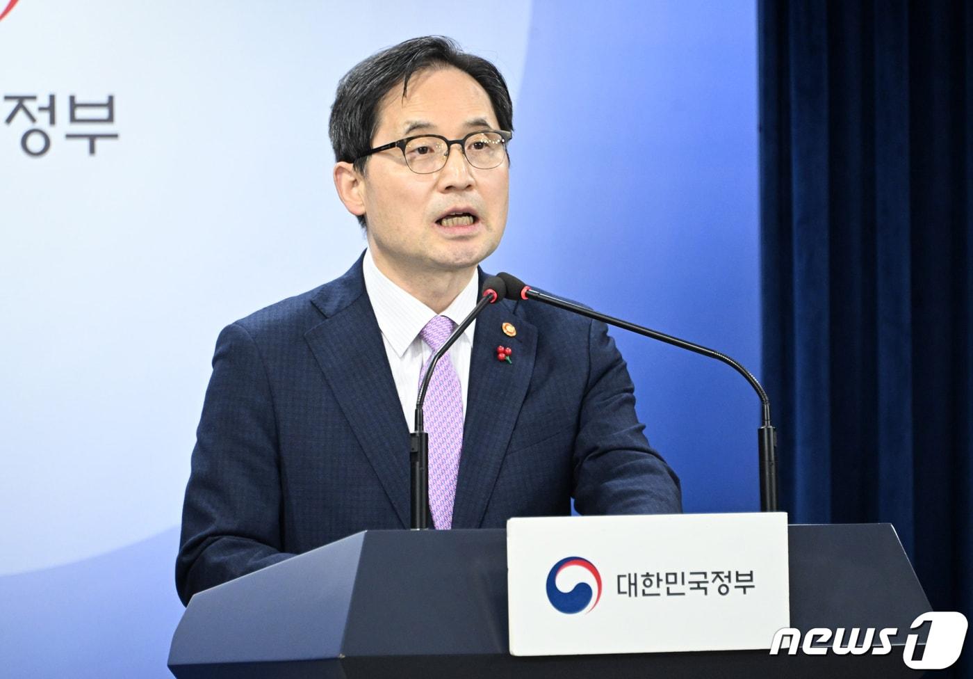 한기정 공정거래위원장이 19일 서울 종로구 정부서울청사에서 플랫폼의 독과점을 규제하는 '플랫폼 경쟁촉진법' 제정 관련 브리핑을 하고 있다. 2023.12.19/뉴스1 ⓒ News1 김명섭 기자