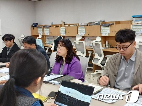 본문 이미지 - 최숙미 도교육청 행정과 팀장은 19일 브리핑을 갖고 ‘2024학년도 초등학교 학급편성 기준’에 대해 설명하고 있다./뉴스1
