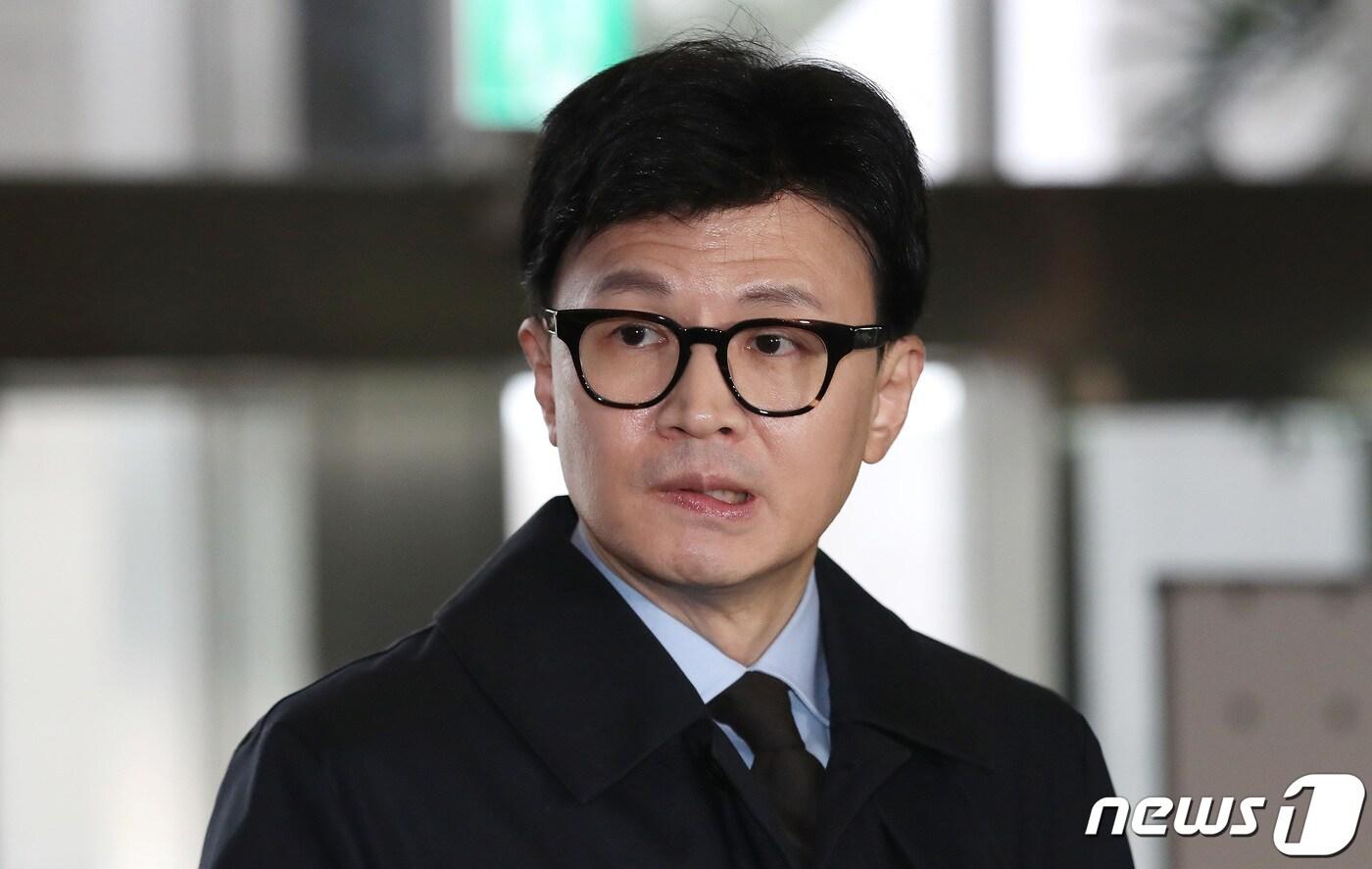 본문 이미지 - 한동훈 법무부 장관이 19일 오후 서울 여의도 국회에서 열리는 법제사법위원회 전체회의에 앞서 취재진들의 질의에 답하고 있다. 2023.12.19/뉴스1 ⓒ News1 임세영 기자