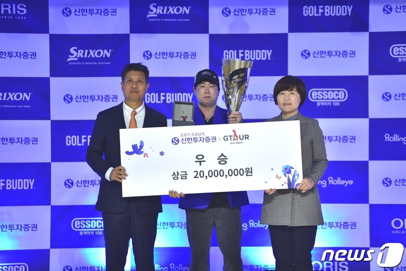 ‘2023 신한투자증권 GTOUR MEN'S 챔피언십' 시상식에서(왼쪽부터)골프존 박강수 대표, 우승자 순범준, 신한투자증권 김수영 본부장이 기념촬영을 하고 있다. 