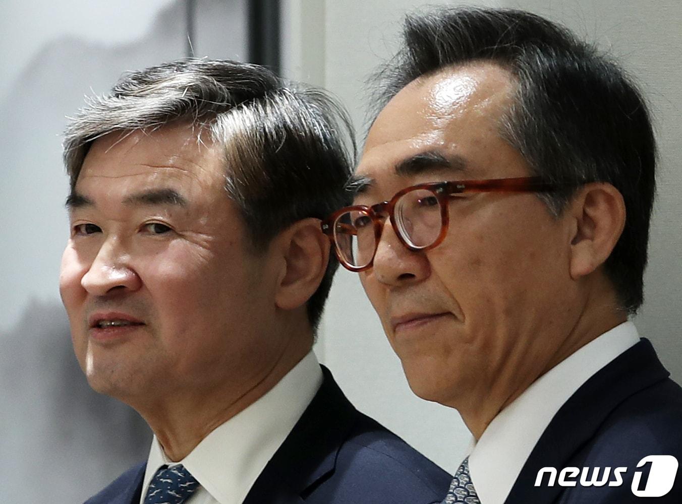 본문 이미지 - 조태용 국가정보원장 후보자(왼쪽)와 조태열 외교부 장관 후보자가 19일 용산 대통령실 청사 브리핑룸에서 지명 소감을 밝힌 후 생각에 잠겨 있다. 2023.12.19/뉴스1 ⓒ News1 오대일 기자