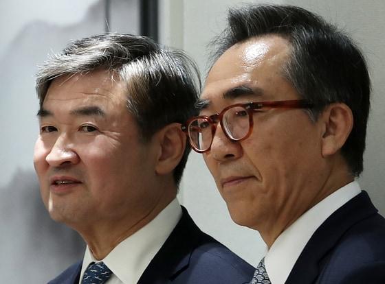 본문 이미지 - 조태용 국가정보원장 후보자(왼쪽)와 조태열 외교부 장관 후보자가 지난달 19일 용산 대통령실 청사 브리핑룸에서 지명 소감을 밝힌 후 생각에 잠겨 있다. 2023.12.19/뉴스1 ⓒ News1 오대일 기자