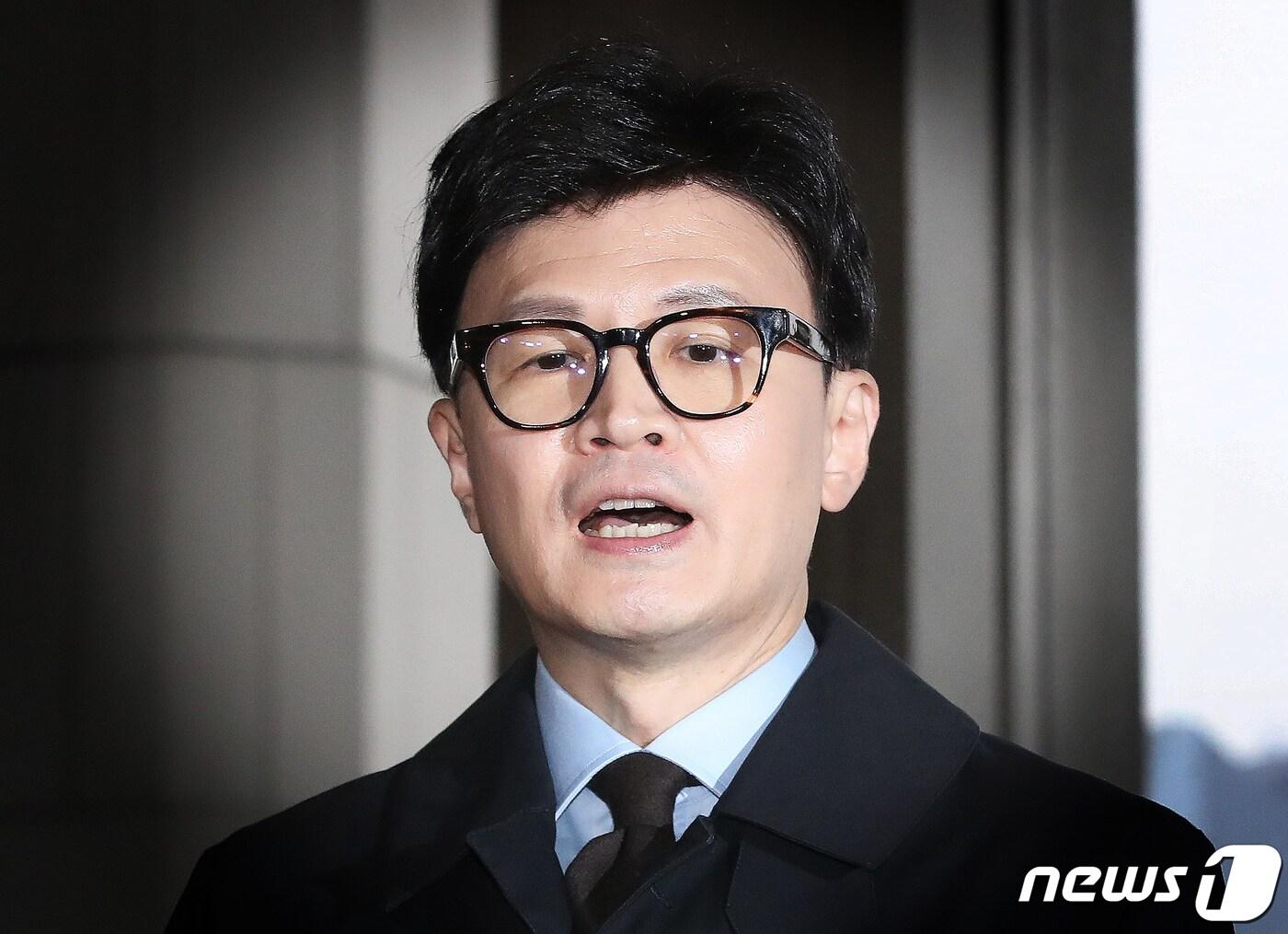 본문 이미지 - 한동훈 법무부 장관이 19일 오후 서울 여의도 국회에서 열리는 법제사법위원회 전체회의에 앞서 취재진들의 질의에 답하고 있다. 2023.12.19/뉴스1 ⓒ News1 송원영 기자