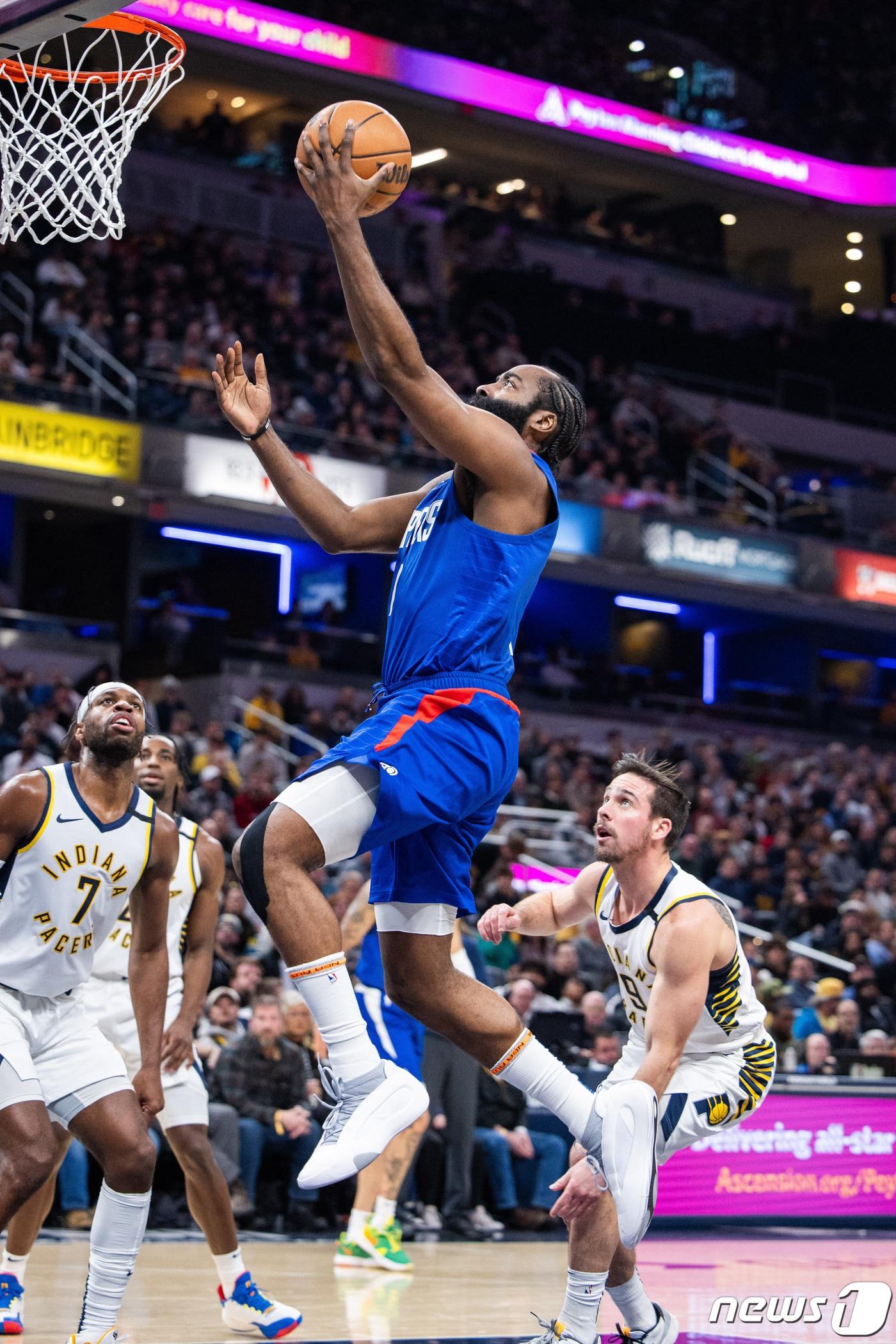 본문 이미지 - NBA 클리퍼스 하든이 19일(한국시간) 인디애나와 경기에서 레이업슛을 시도하고 있다. ⓒ 로이터=뉴스1