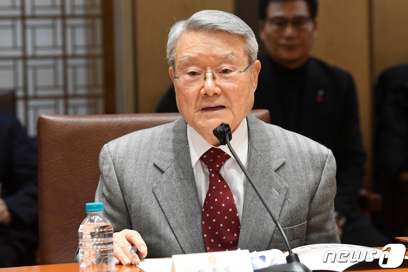 라종일 동국대 석좌교수가 제25회 백봉신사상 시상식에서 인사말을 하고 있다. (자료사진) 2023.12.19 ⓒ 뉴스1 임세영 기자