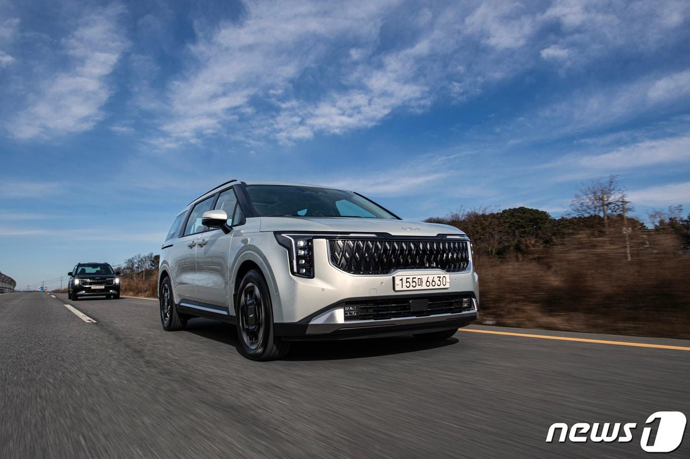 신형 카니발 하이브리드 주행 모습.(기아 제공)ⓒ 뉴스1 