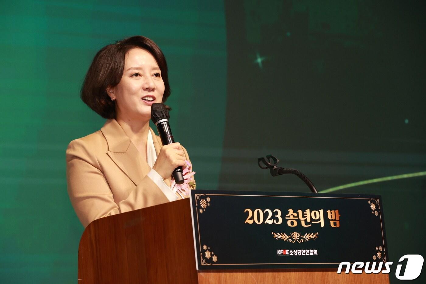 본문 이미지 - 이영 중소벤처기업부 장관이 2023 소상공인연합회 송년의 밤 행사에 참석해 발언하고 있다.(중소벤처기업부 제공)