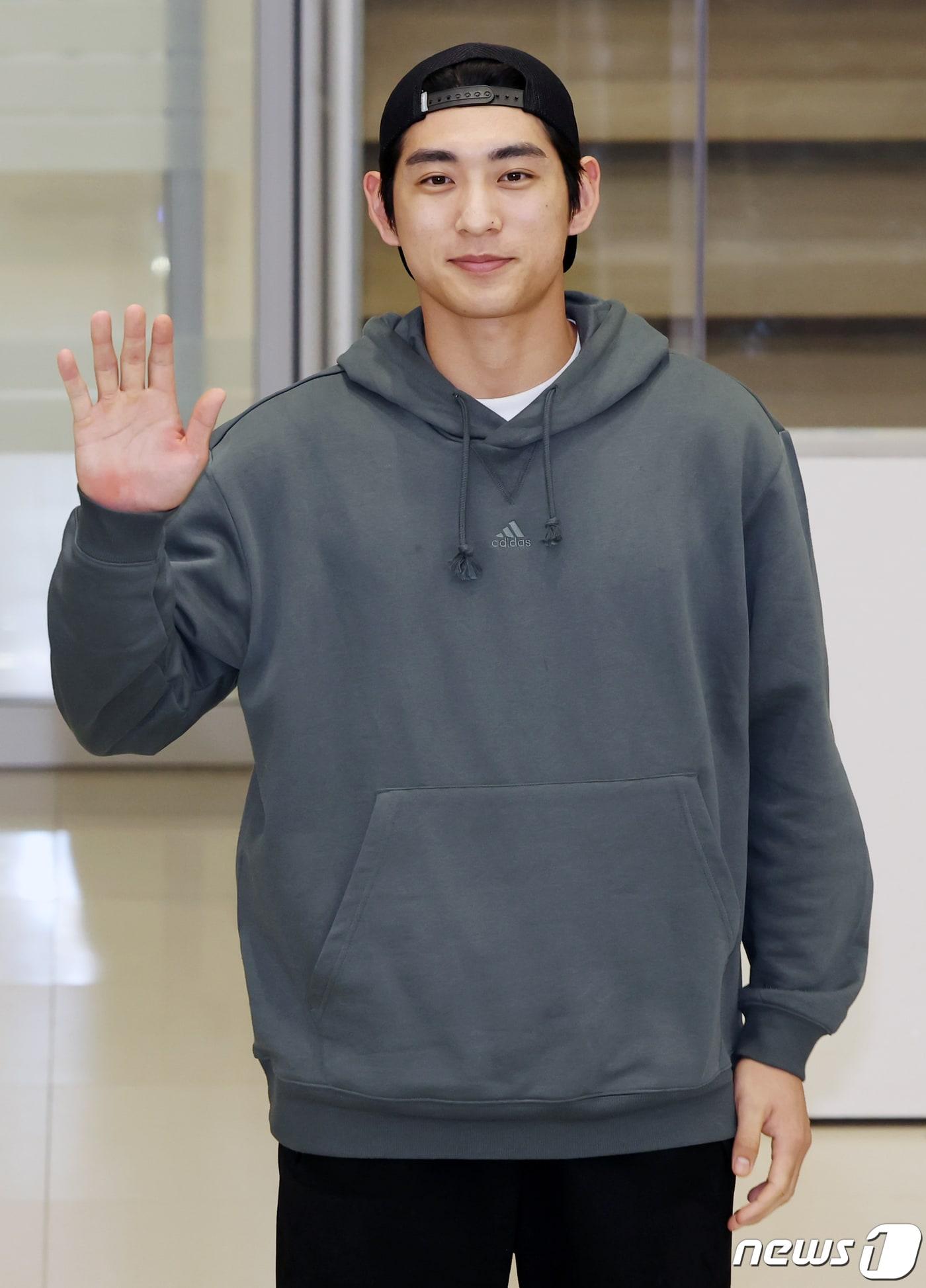 본문 이미지 - 샌프란시스코 자이언츠와 6년 1억1300만달러(약 1468억원) 계약을 맺으며 메이저리그(MLB) 진출의 꿈을 이룬 이정후가 19일 오후 인천국제공항 제2여객 터미널을 통해 귀국해 취재진에게 인사하고 있다. 2023.12.19/뉴스1 ⓒ News1 민경석 기자