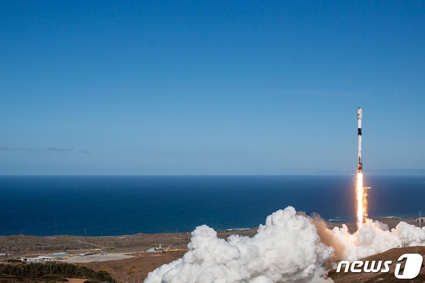 우리 군 최초 군사정찰위성 1호기가 2023년 12월 2일 새벽 3시19분(한국시간) 미국 캘리포니아 소재 반덴버그 우주군기지에서 발사하고 있다. .(SpaceX 제공)2023.12.2/뉴스1 ⓒ News1 박세연 기자