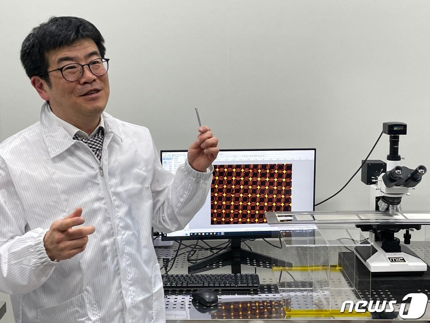 본문 이미지 - 30일 경기도 오산 공장에서 파인메탈마스크 장비에 대해 설명하고 있는 최상준 볼트크리에이션 대표(벤처기업협회 제공)