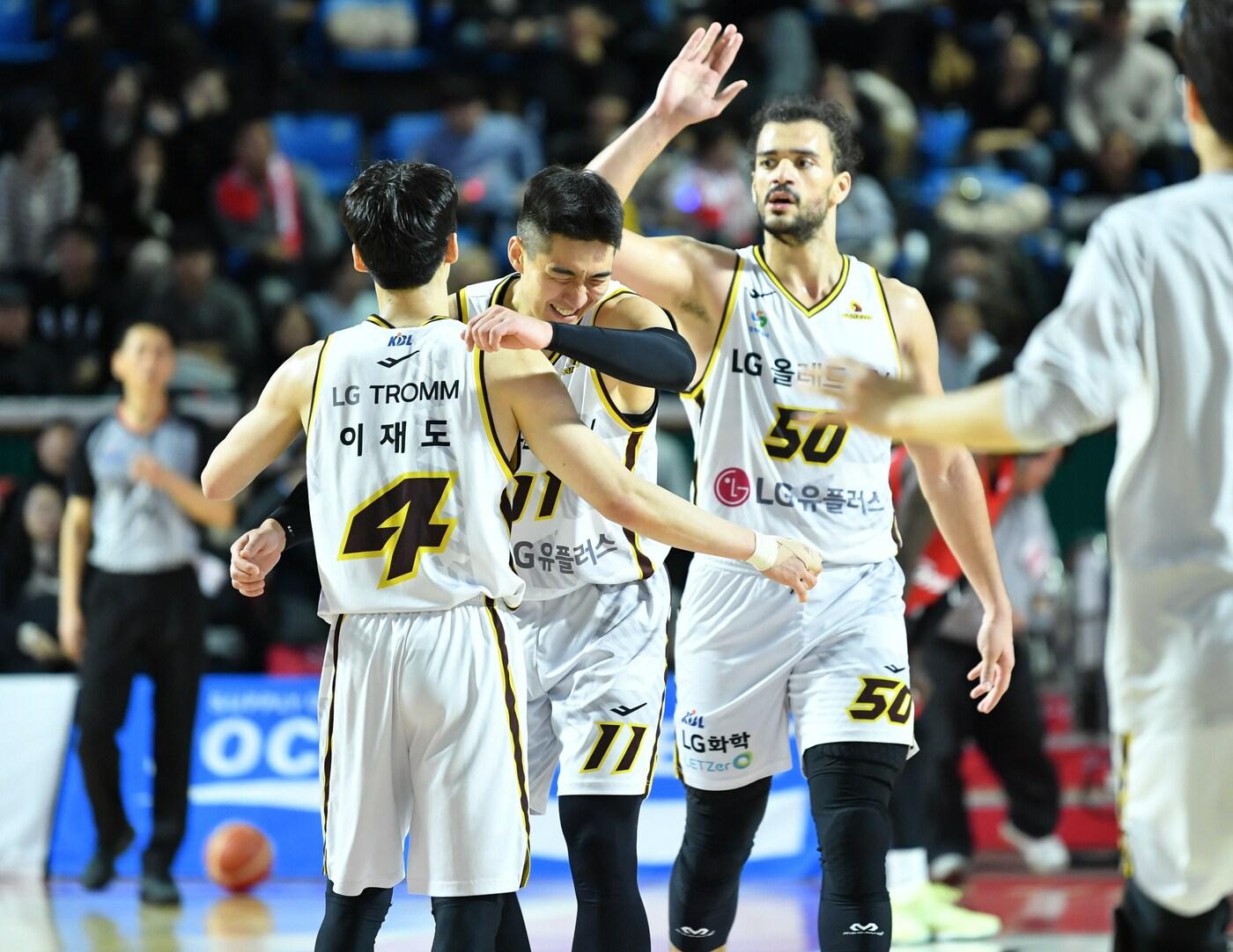 본문 이미지 - 창원 LG 선수들이 2일 열린 2023-24 정관장 프로농구 원주 DB전에서 승리한 뒤 기뻐하고 있다. (KBL 제공)