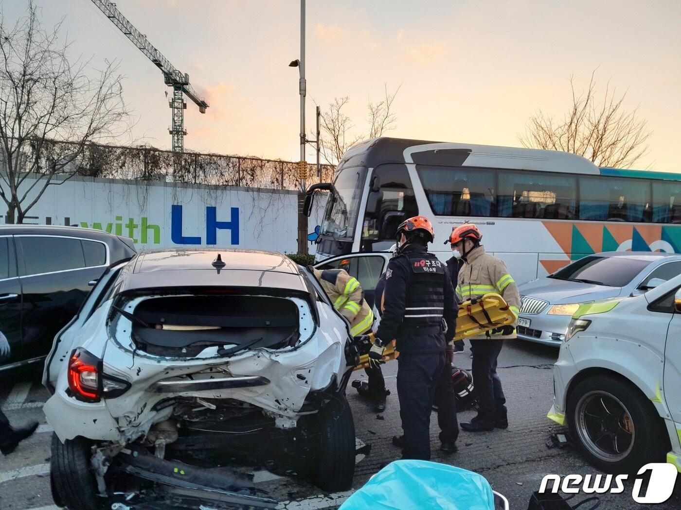 본문 이미지 - 2일 오후 4시55분쯤 인천시 서구 가정동 연희크리캣경기장 앞 사거리에서 5중 추돌사고가 일어났다는 신고가 119로 접수됐다. 사진은 사고 현장.2023.12.02 ⓒ News1 박소영 기자