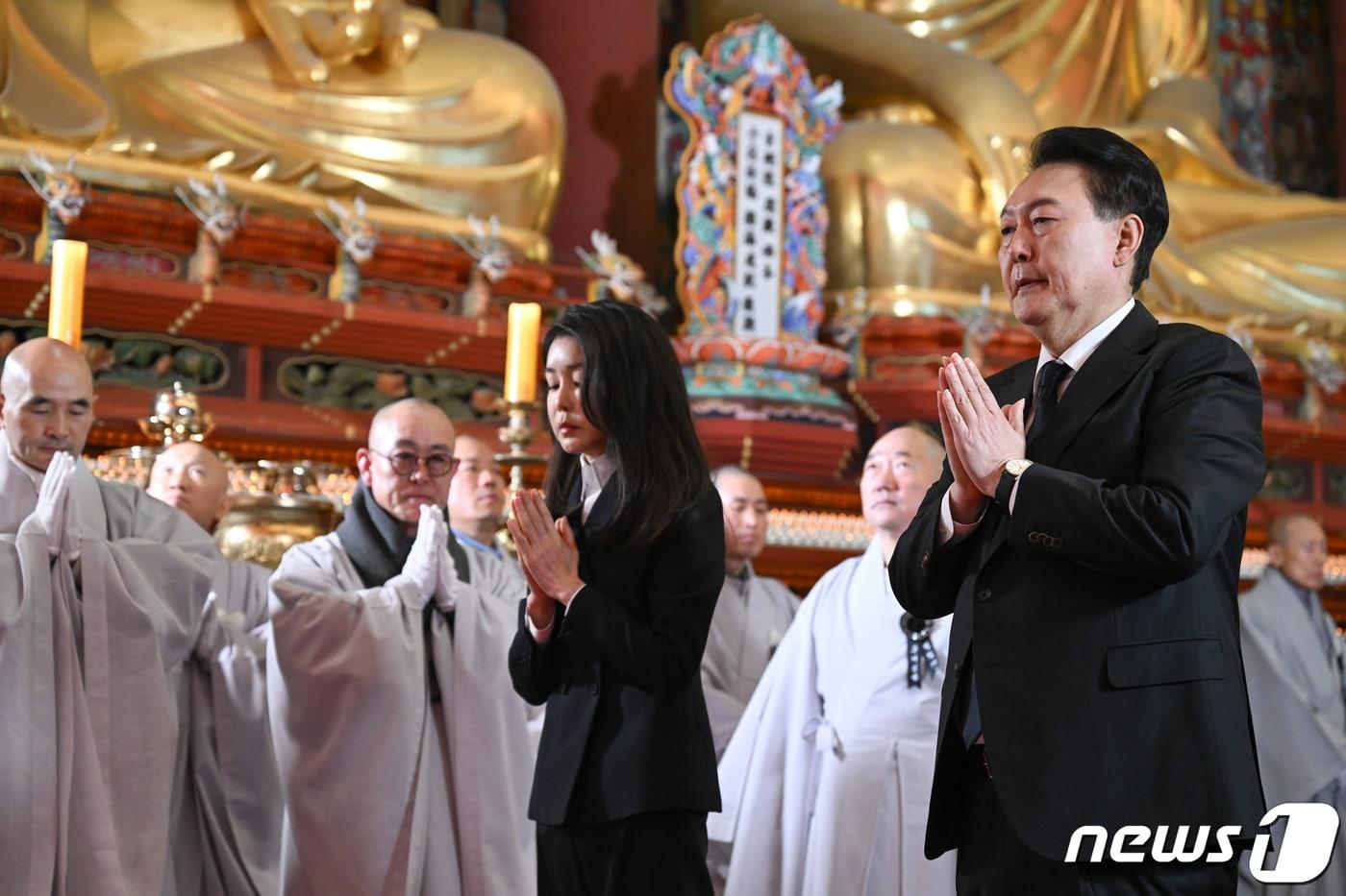 윤석열 대통령과 김건희 여사가 2일 서울 종로구 조계사에 마련된 대한불교 조계종 전 총무원장 자승 스님의 분향소를 찾아 조문하고 있다. (대통령실 제공) 2023.12.2/뉴스1 ⓒ News1 오대일 기자