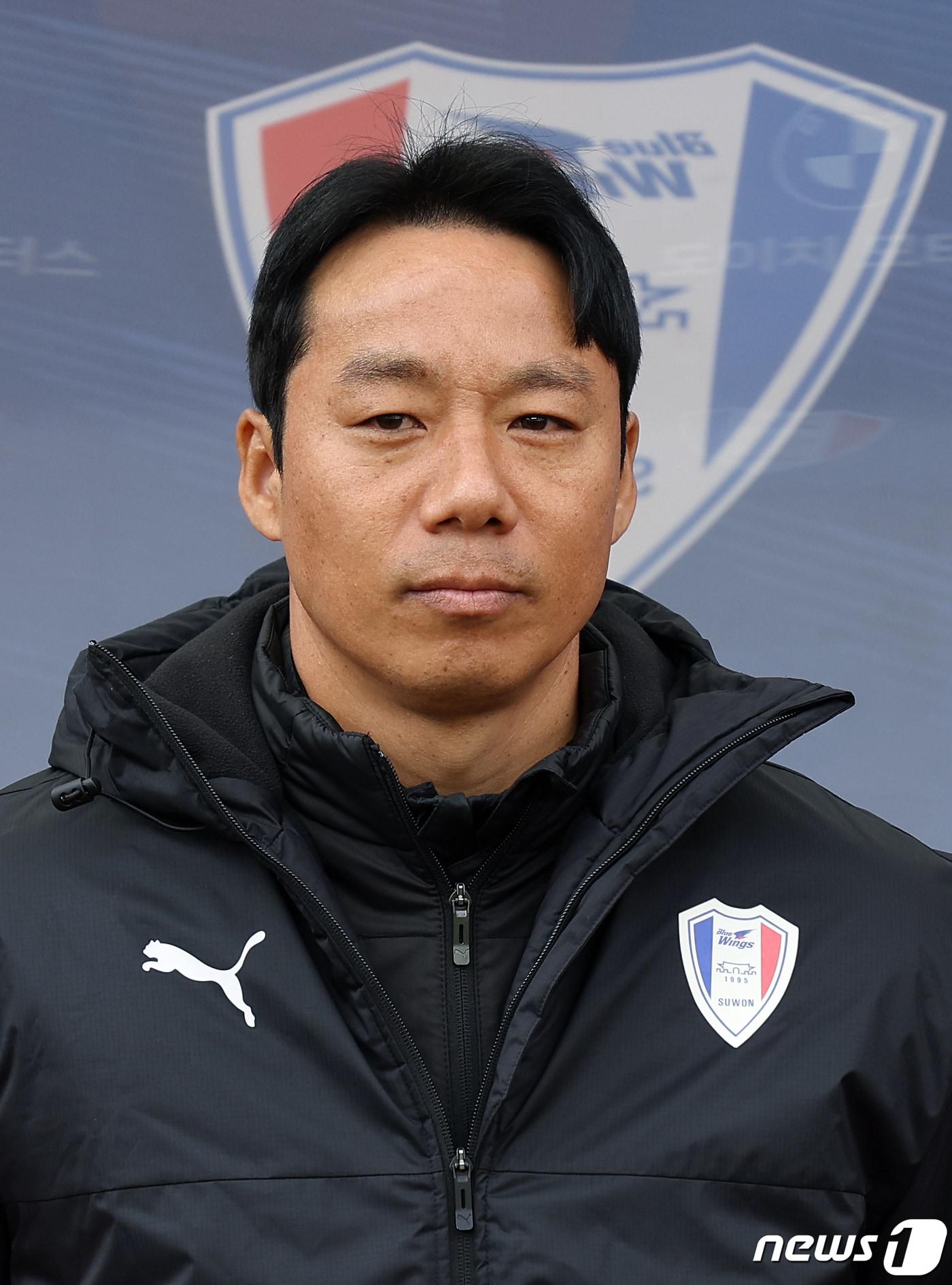 본문 이미지 - 염기훈 수원삼성 감독대행이 2일 오후 경기도 수원시 팔달구 수원월드컵경기장에서 열린 2023 하나원큐 K리그1 38라운드 수원삼성과 강원FC의 경기에서 그라운드를 바라보고 있다. 2023.12.2/뉴스1 ⓒ News1 박정호 기자