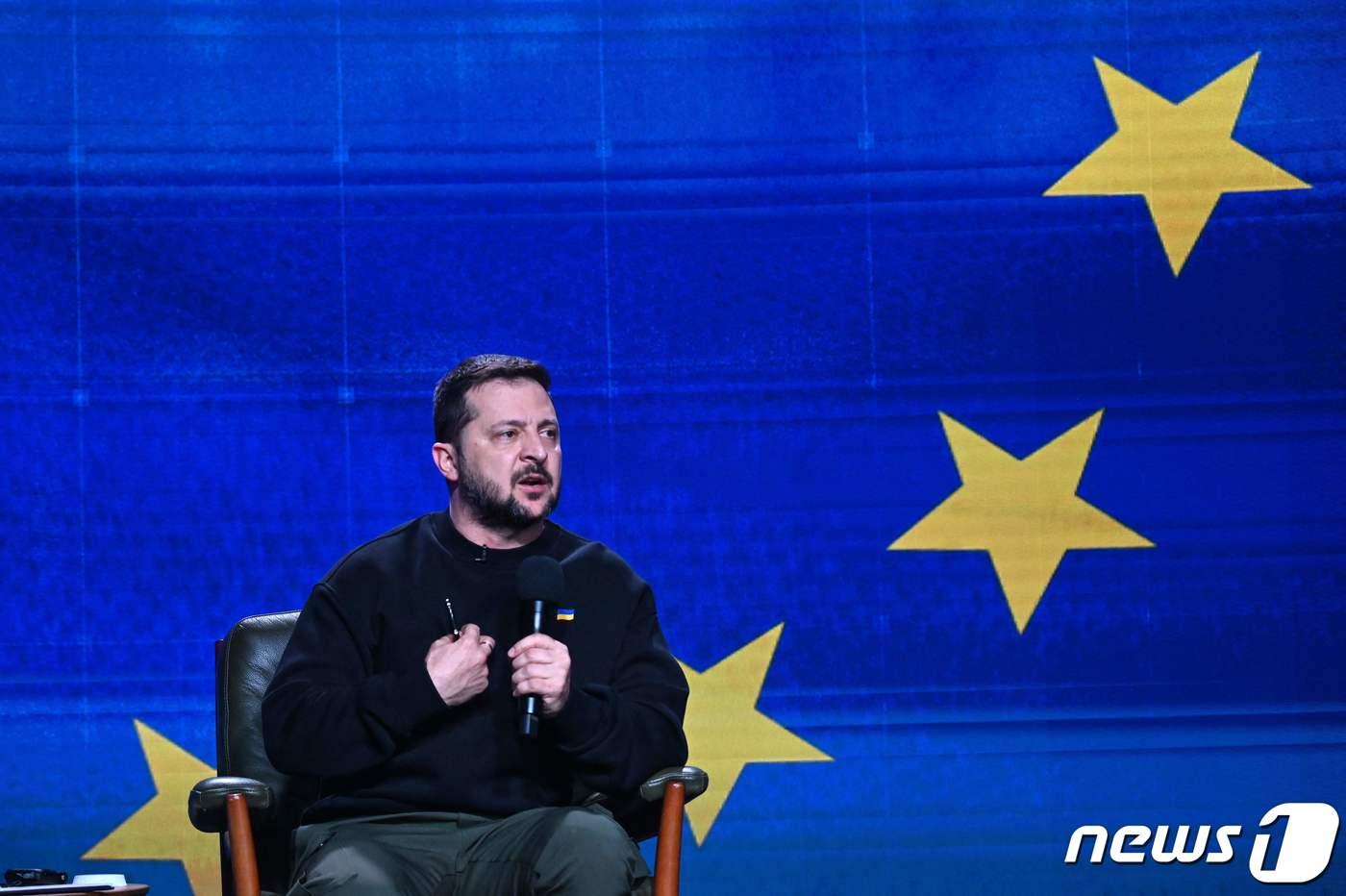 볼로디미르 젤렌스키 우크라이나 대통령이 19일&#40;현지시간&#41; 수도 키이우에서 기자회견을 하고 있다. 젤렌스키 대통령 뒤로는 유럽연합&#40;EU&#41;의 깃발이 보인다. 2023.12.19. ⓒ AFP=뉴스1 ⓒ News1 김성식 기자