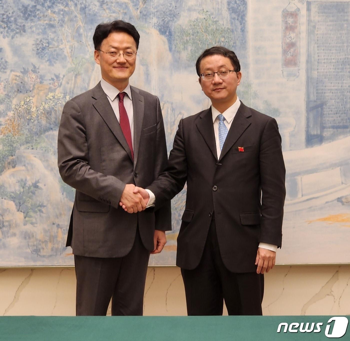 본문 이미지 - 최용준 외교부 동북아국장(왼쪽),과 류진쑹 중국 외교부 아주사장. (외교부 제공)