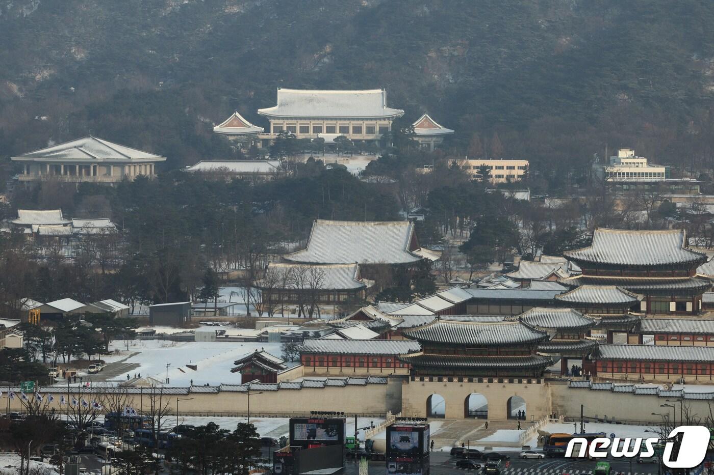 본문 이미지 - 20일 오전 서울 청와대와 경복궁에 눈이 쌓여 있다. 기상청은 이날 낮부터 더 강한 한기가 내려오면서 내일 서울 아침 기온 영하 15도, 체감온도는 영하 21도까지 떨어질 것으로 예보했다. 2023.12.20./뉴스1 ⓒ News1 신웅수 기자