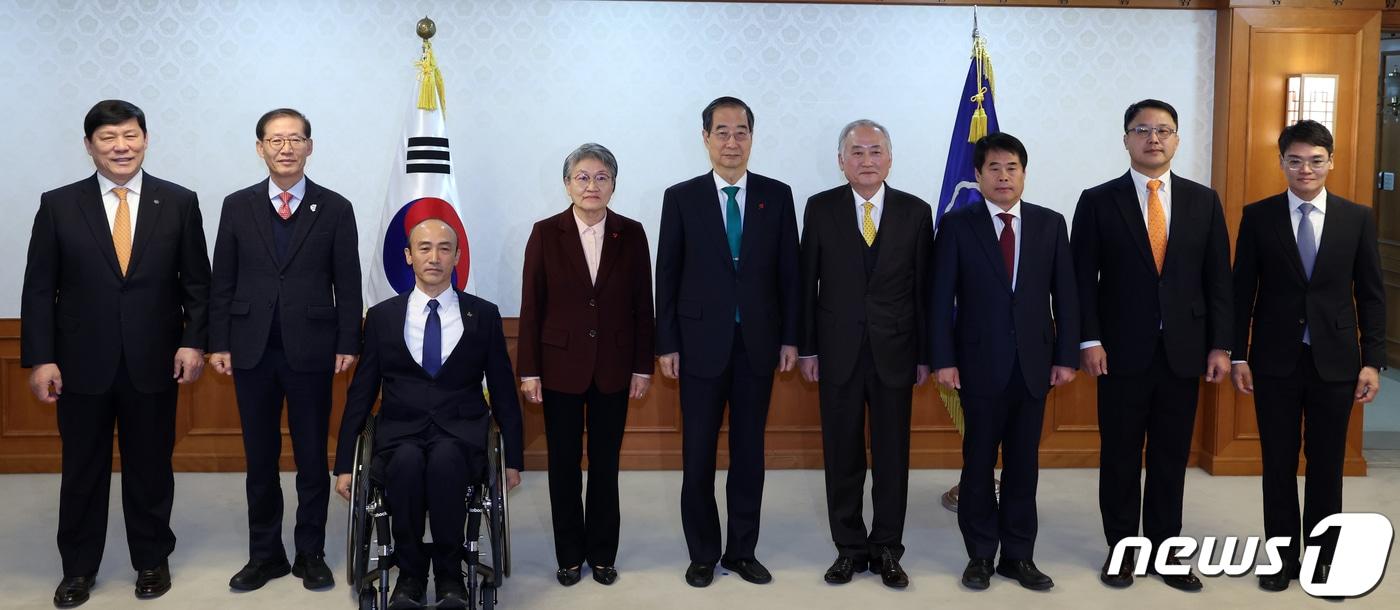 본문 이미지 - 한덕수 국무총리가 20일 오전 서울 종로구 세종대로 정부서울청사에서 열린 국가스포츠정책위원회 위원 위촉식에서 참석자들과 기념촬영을 하고 있다. 2023.12.20/뉴스1 ⓒ News1 김명섭 기자