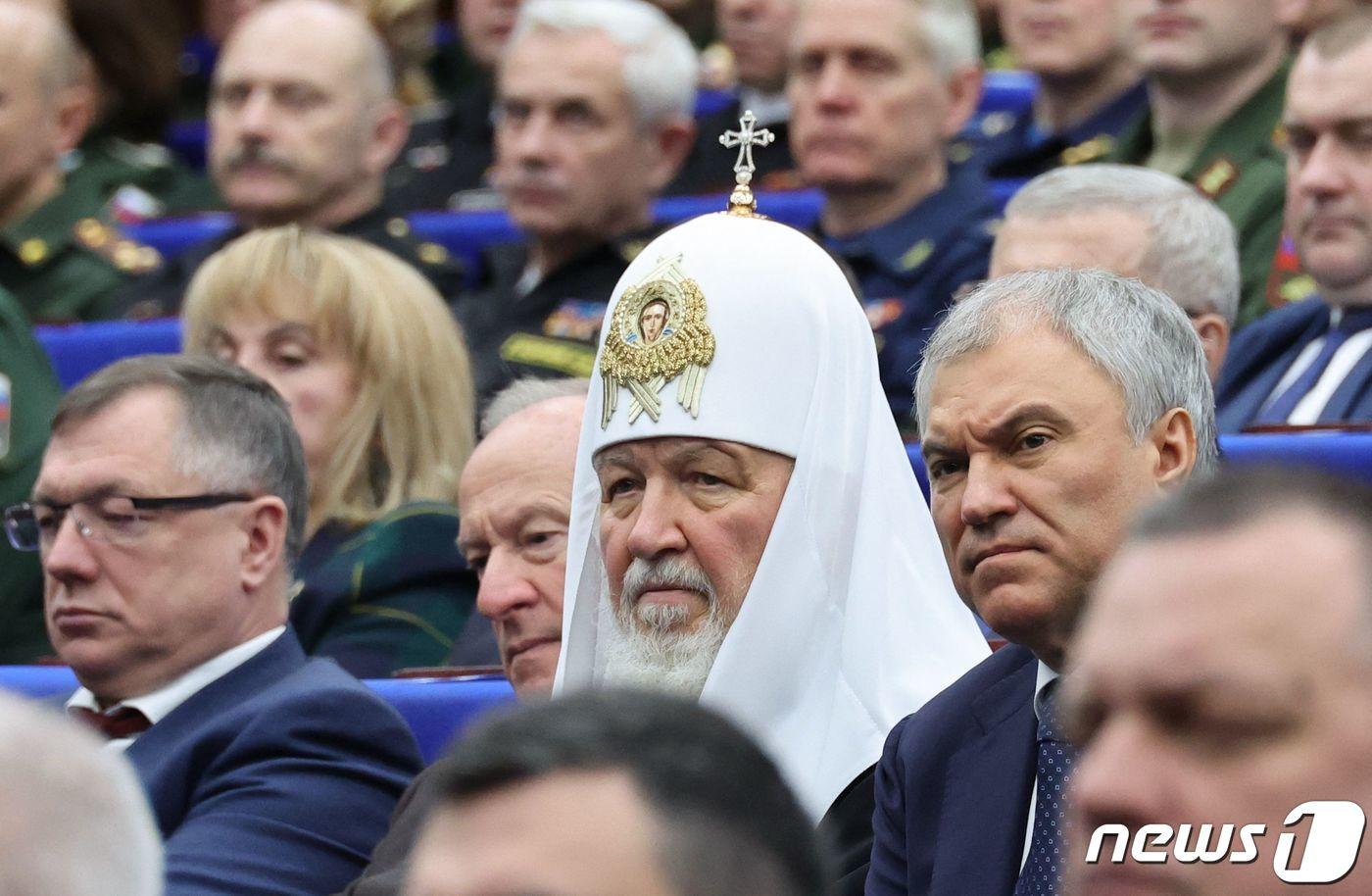 키릴 러시아 정교회 총대주교가 19일&#40;현지시간&#41; 블라디미르 푸틴 대통령이 참석한 모스크바 국방 통제 센터에서 열린 국방부 이사회 확대 회의에 참석을 하고 있다. 2023.12.20 ⓒ AFP=뉴스1 ⓒ News1 우동명 기자