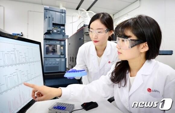 본문 이미지 - LG화학 연구원이 물질분석 데이터를 살펴보고 있다.(LG화학 제공)/뉴스1 ⓒ News1