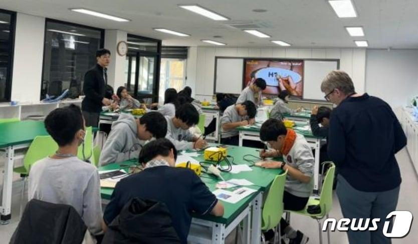 본문 이미지 -  제주 성산중학교가 IB(국제 바칼로레아) MYP(중학교) 월드스쿨이 됐다. 지난 7일 IB 평가단이 성산중학교에서 수업을 참관하고 있다.(성산중학교 제공)/뉴스1