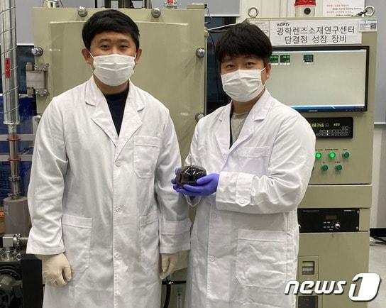 본문 이미지 - 한국광기술원 광학렌즈소재연구센터 강준혁·손원배 연구원(오른쪽부터)(한국광기술원 제공)/뉴스1