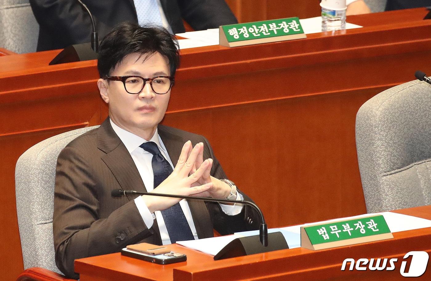 본문 이미지 - 한동훈 법무부 장관이 20일 서울 여의도 국회에서 열린 예산결산특별위원회 전체회의에서 생각에 잠겨 있다. 2023.12.20/뉴스1 ⓒ News1 임세영 기자