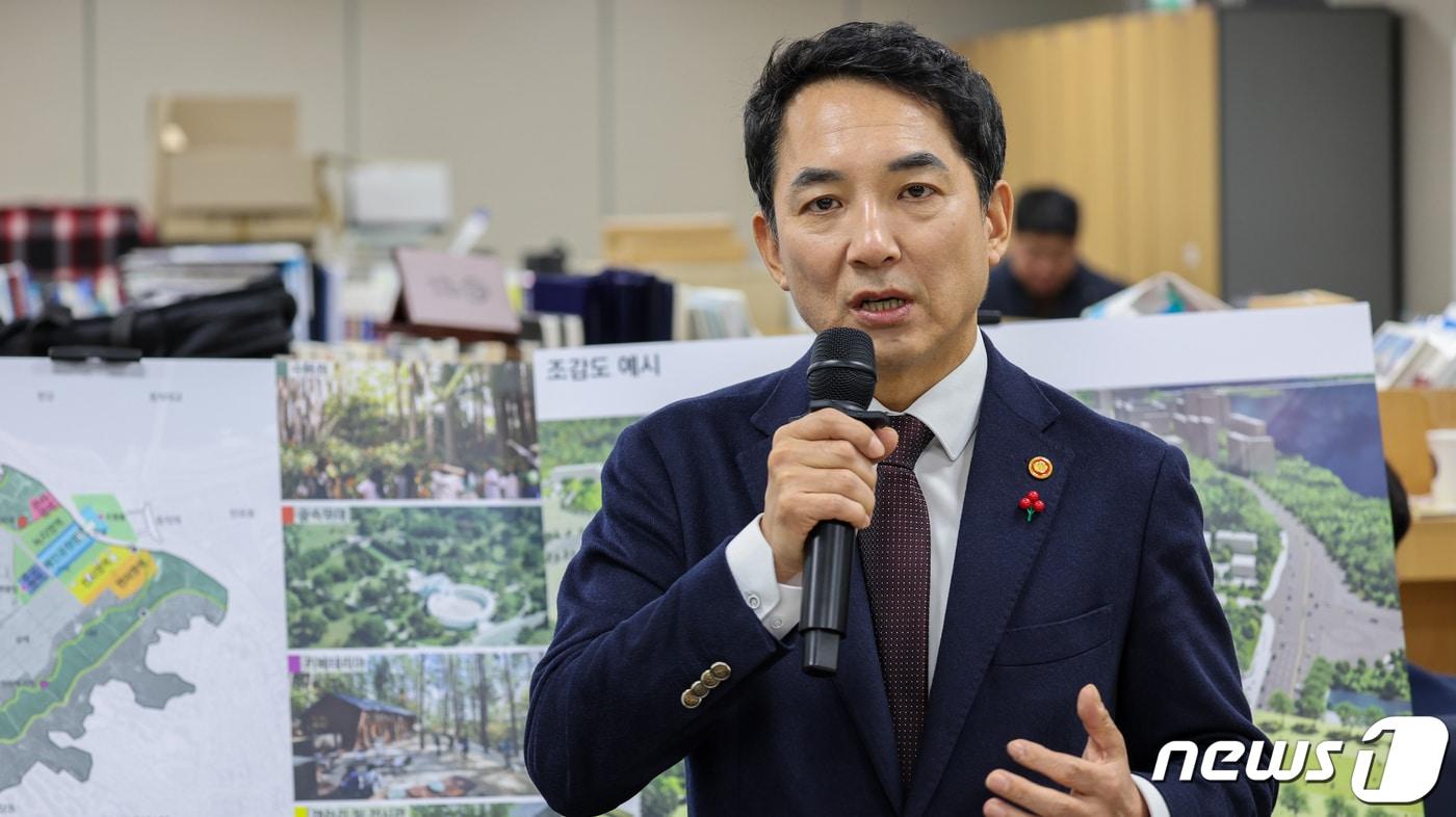 본문 이미지 - 박민식 전 국가보훈부 장관이 국민의힘 부산 북갑 보궐선거 후보로 확정됐다. 사진은 박 후보가 국가보훈부 장관 시절 모습이다. (국가보훈부 제공) 2023.12.20 ⓒ 뉴스1