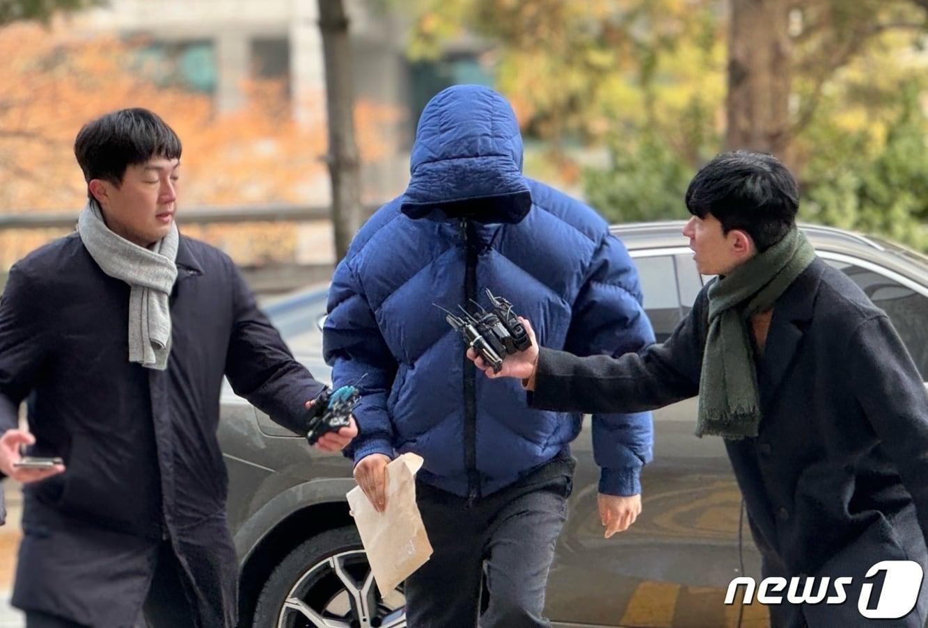 본문 이미지 - 20일 오후 2시10분쯤 마약류 관리에 관한 법률상 향정 등 혐의를 받는 강남 모 병원 의사 A씨(30대·남)가 인천지법 영장실질심사장에 들어가고 있다.2023.12.20 ⓒ News1 박소영 기자