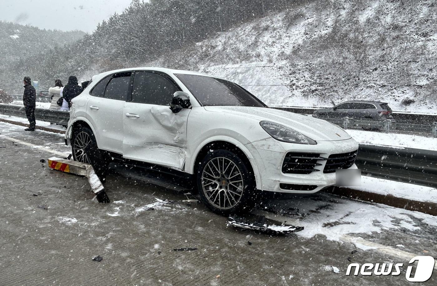 20일 오후 1시26분쯤 전남 무안-광주 고속도로(나주 문평)에서 교통사고가 발생해 차량이 파손되어 있다. (전남 나주소방서 제공)2023.12.20/뉴스1 ⓒ News1 이수민 기자