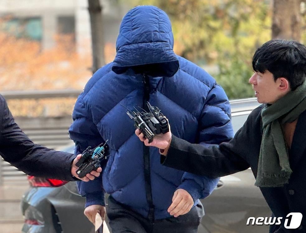 본문 이미지 - 유흥주점 실장을 통해 배우 이선균에게 마약을 제공한 혐의를 받는 강남 모 성형외과 의사 A 씨가 지난해 12월 20일 오후 인천지법 영장실질심사장에 출석하고 있다. 2023.12.20/뉴스1 ⓒ News1 박소영 기자